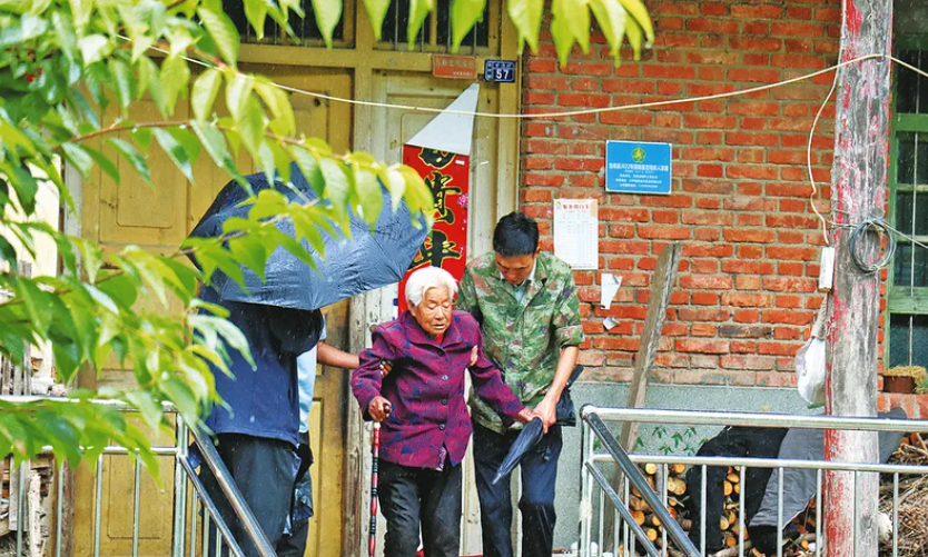 商洛防汛一线直击：暴雨侵袭，2万余名群众提前安全转移