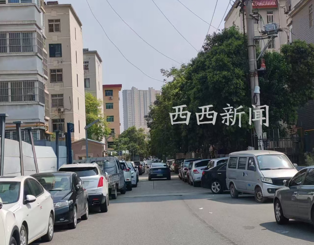 咸阳这条无名路两侧停满车，会车难如“夹缝求生”