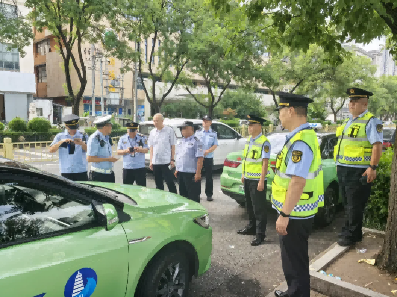 <b>出租车“套路”诱导消费，西安交警严查景区周边营运乱象</b>