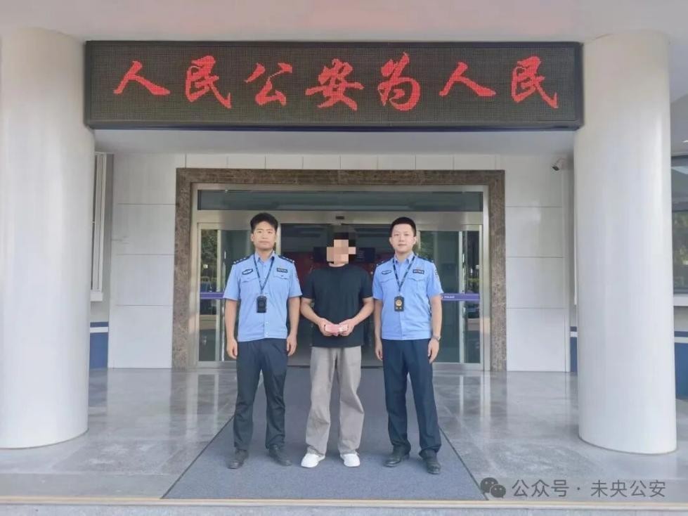 受骗男子去公园藏钱给骗子！西安民警公园极速寻人保住钱款！