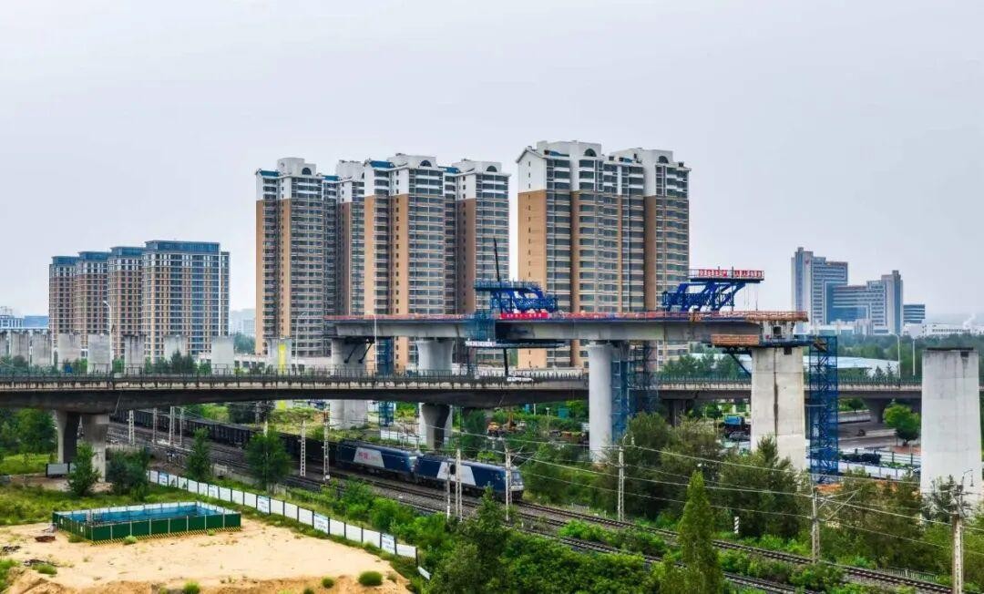 延榆高铁首个跨城市道路连续梁实现合龙