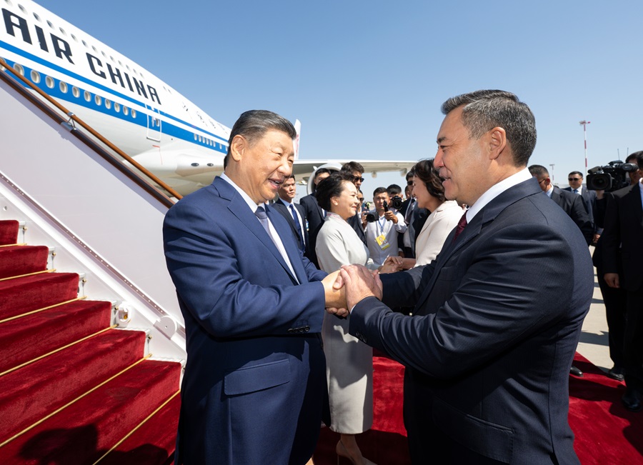 习近平抵达比什凯克