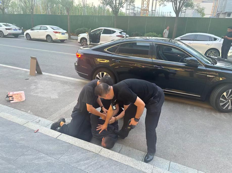 俩男子穿假警服敲诈商户 西安警方蹲守当场擒获