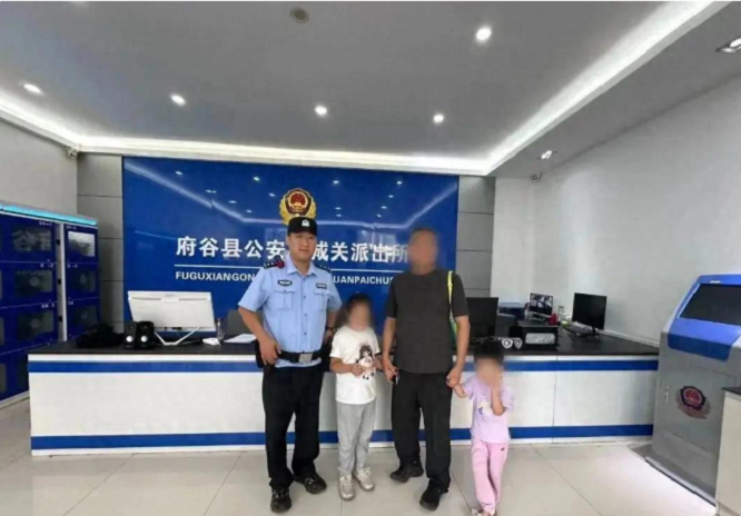 <b>迷路女童牢记“遇到危险找警察” 榆林市府谷县民警暖心助团圆  </b>