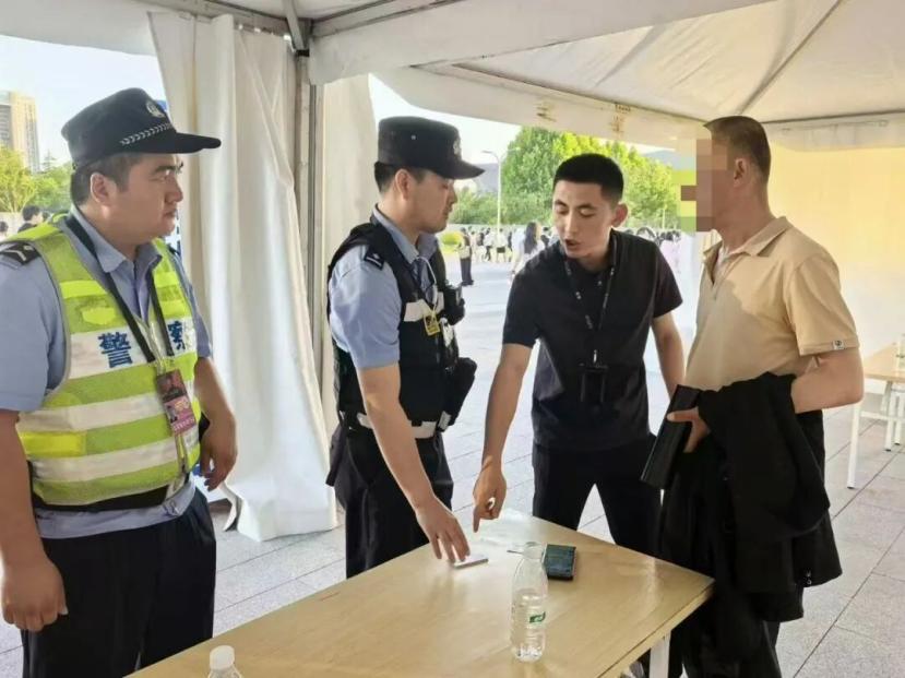 演唱会现黄牛加价倒票，西安公安现场抓现行