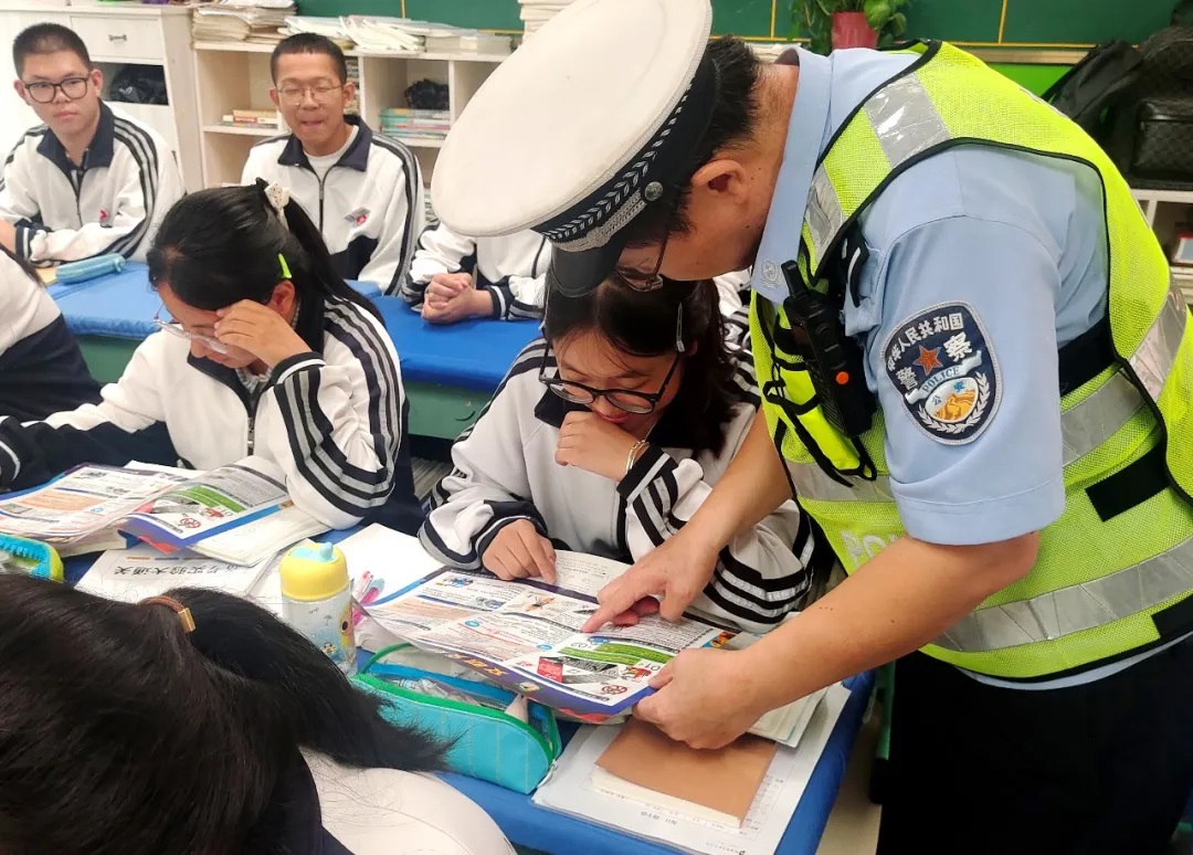 <b>筑牢校园安全防线 榆林横山公安交警多形式开展新学期交通安全宣教</b>