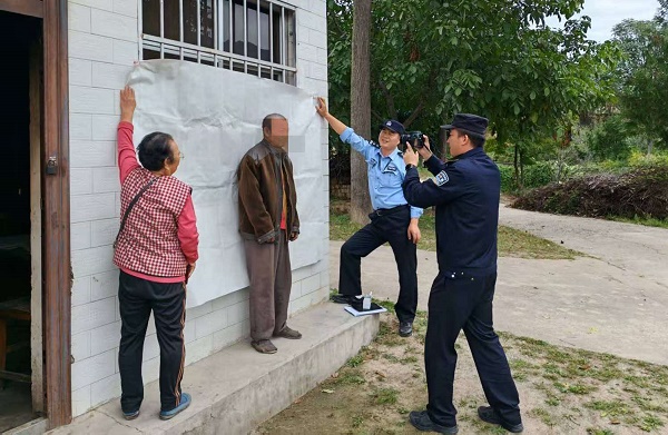 宝鸡市陈仓公安分局拓石派出所：上门办证暖民心 便民服务零距离