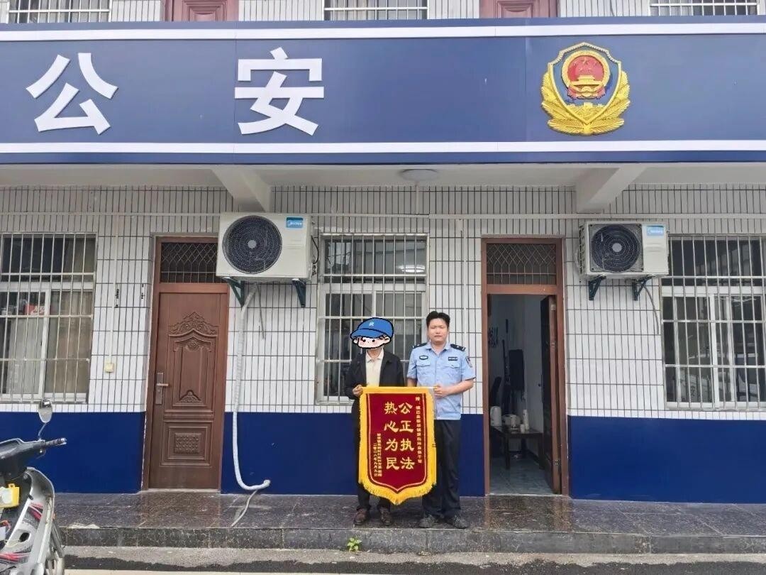 居民误点“手机弹窗”投保被扣款，汉中镇巴警银联手帮追回