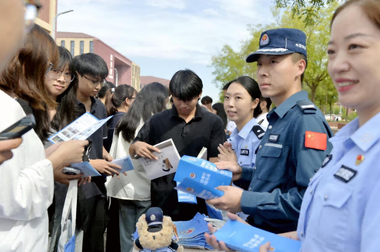 <b>联动普法进校园  同心护海向深蓝 河北唐山海警进校园开展普法宣讲</b>