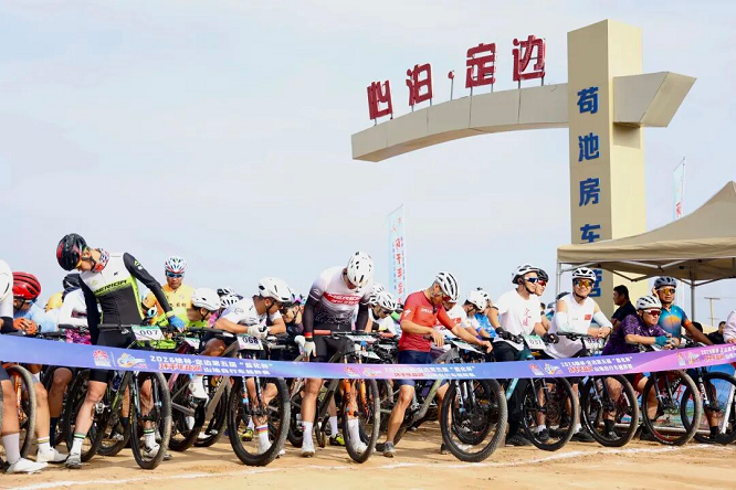 超燃！350名骑手定边千年盐湖上演速度与激情   