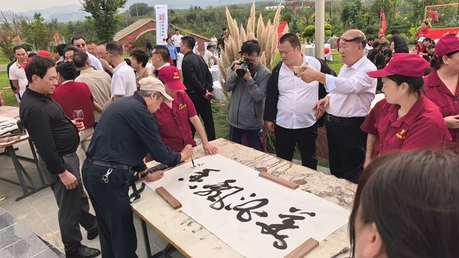 商洛市丹凤县：醇酿飘香迎盛会 酒节赋能新生活  