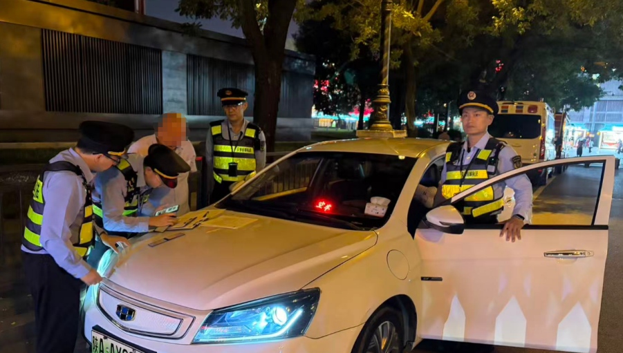 西安在大唐不夜城查获非法营运私家车，车内搜出违禁刀具