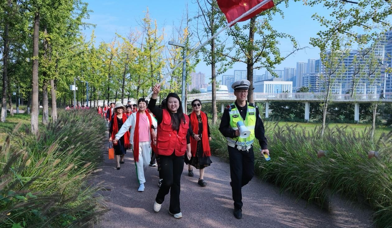 西安雁塔交警多形式开展老年群体交通安全宣传活动