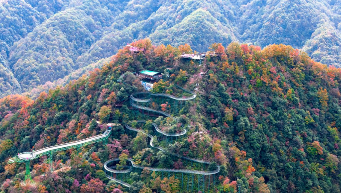 云海绘秋山 红叶启盛会