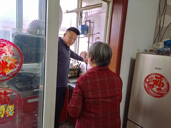 宝鸡市太白县咀头镇南大街社区党支部书记张勇：把74条建议写