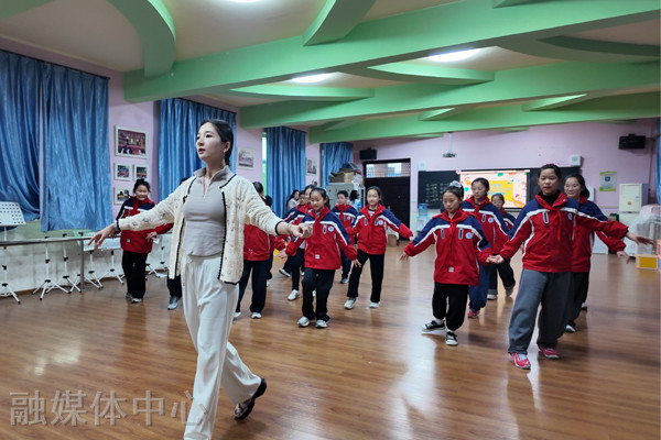 南京艺术学院国际学院走进咸阳市三原县中山街小学开展文化交