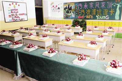 陕师大御锦城小学教室内，学生们的新课本已摆放就绪    本报记者 白圩珑 摄　　