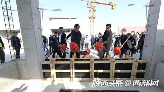 11月19日，陕西省人民医院西咸院区主体结构顺利封顶。