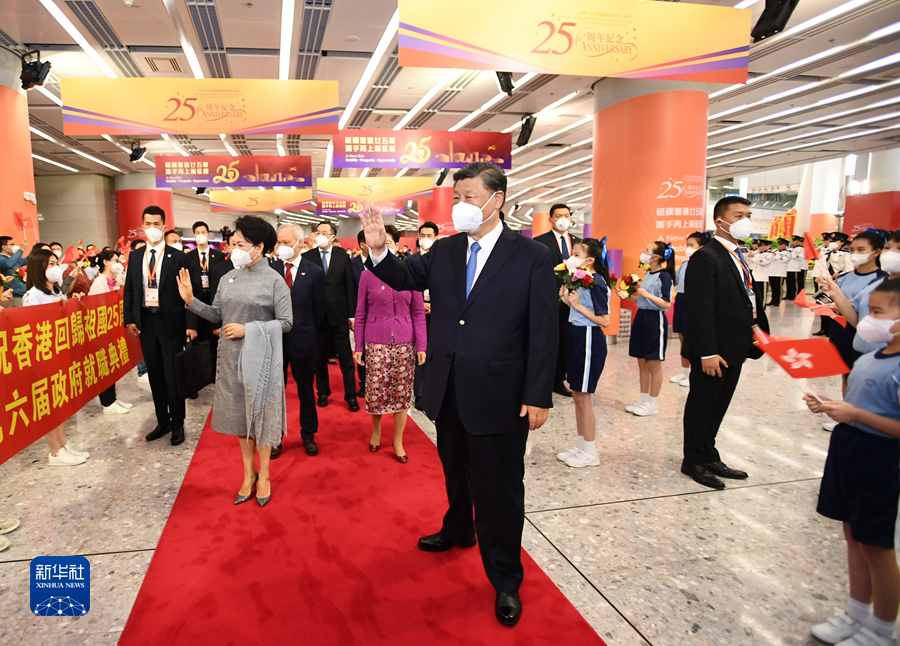 <b>习近平抵达香港 香港特别行政区行政长官林郑月娥等前往高铁西九龙站迎接</b>