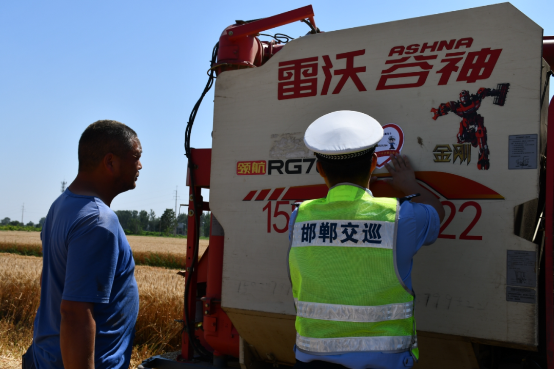 <b>石家庄公安交警24小时备勤保障农机通行</b>