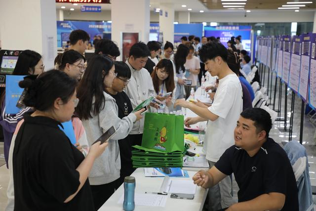 <b>内蒙古百日千万专项行动送岗到高校</b>