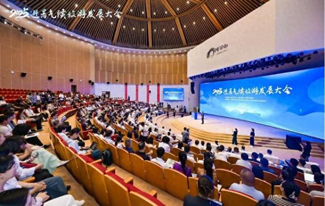 <b>避暑气候旅游发展大会在内蒙古阿尔山举行</b>
