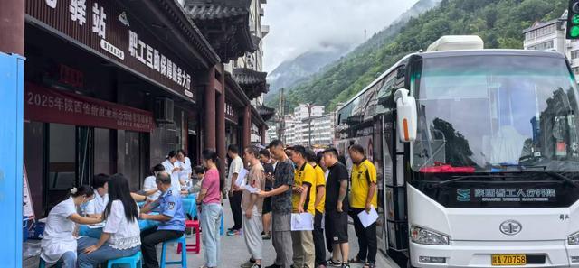 陕西镇安县：移动体检车开进县城 文明实践暖了新业态劳动者的