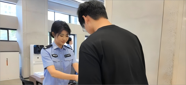 <b>西安高新：“扶一把、问一句、送一程”把公安政务服务做到群众心坎里</b>