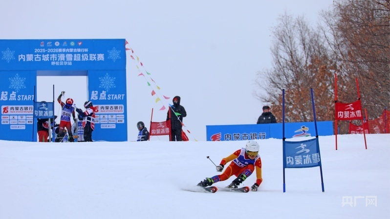<b>内蒙古城市滑雪超级联赛开赛，12盟市200余人参赛</b>