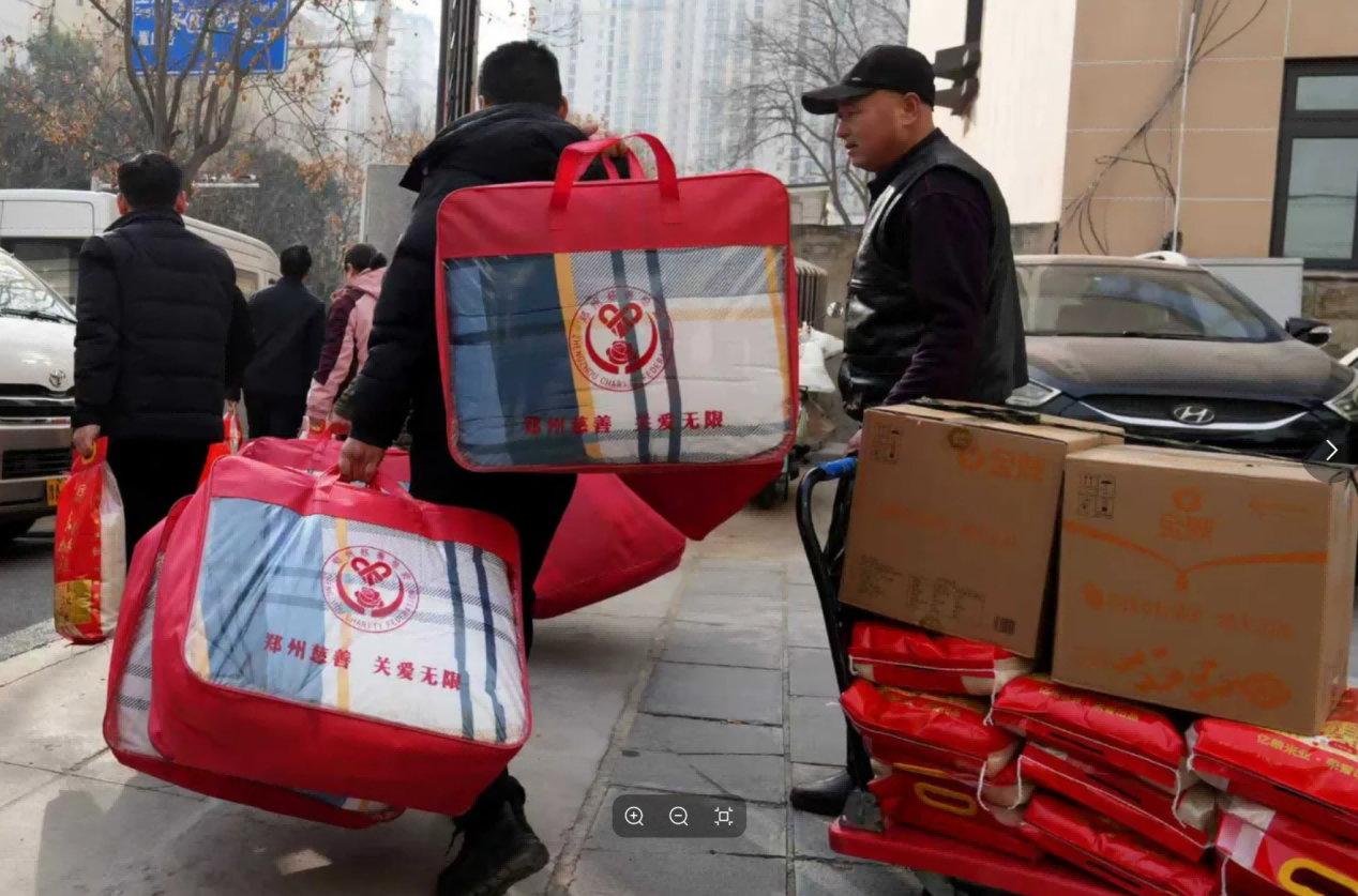 <b>河南郑州发放172万元款物，暖冬救助困难群众</b>
