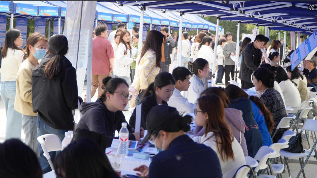 <b>提供近7000个岗位！陕西这场招聘会为女大学生“职”点未来</b>