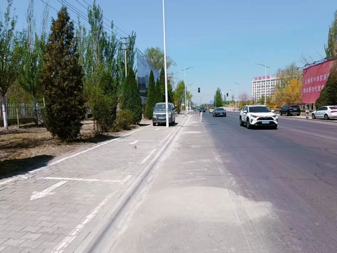 包头道路改造上新S形“马路牙子” 小细节解决停车难
