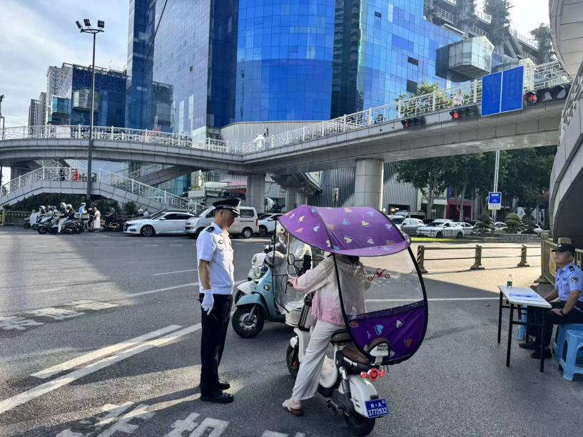 西安交管雁塔大队集中整治电动车加装“雨棚”