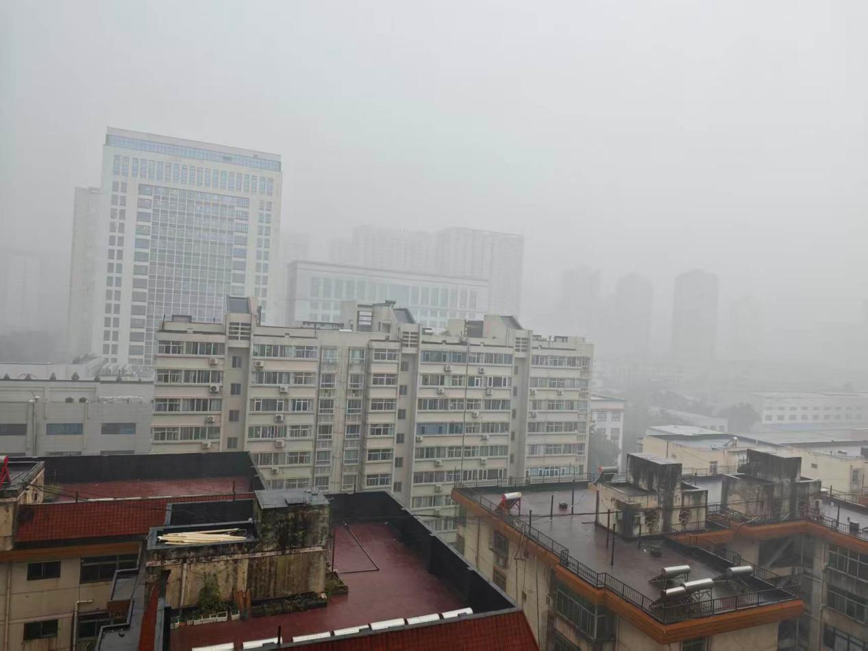 就现在！西安多地遭遇强降雨！天气预报显示未来几天雨也不少