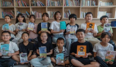 <b>唐山丰润“逐光图书馆”：一座照亮山村娃的精神灯塔</b>