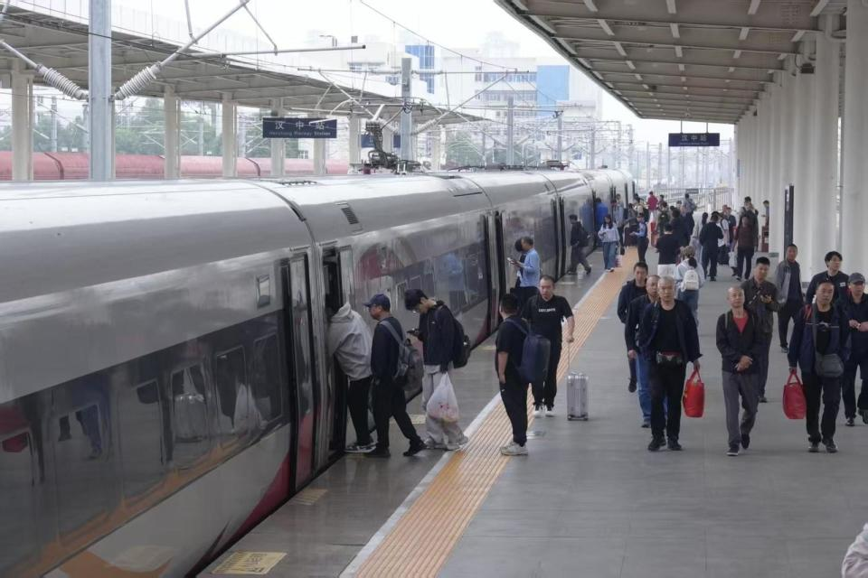 中秋假期陕西铁路预计发送33万人次 西安铁路局加开69列